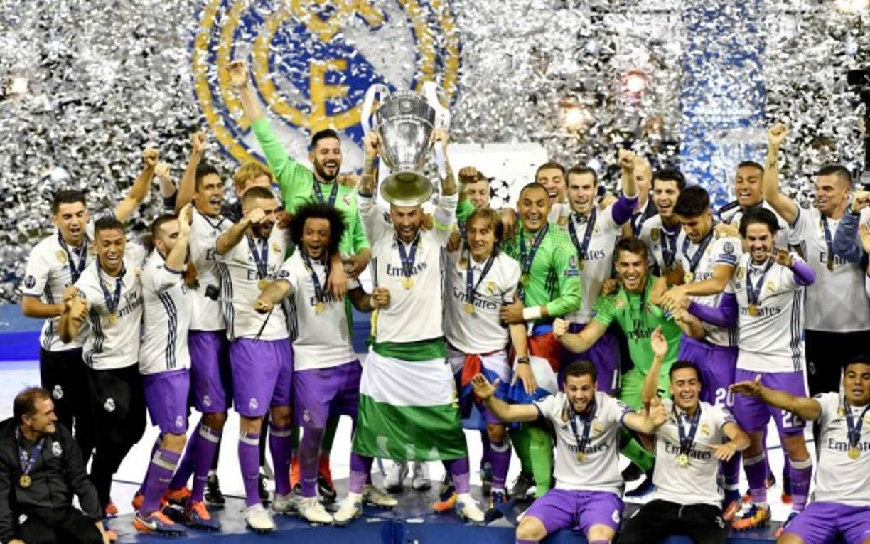 Sergio Ramos en el instante que levantaba la Champions 12 del Real Madrid. EFE/EPA/