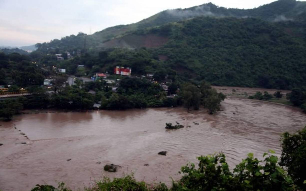 Las aguas del río Chamelecón llegaron a su nivel máximo informaron las autoridades. Así luce el río a tempranas horas de hoy 16 de octubre del 2014.