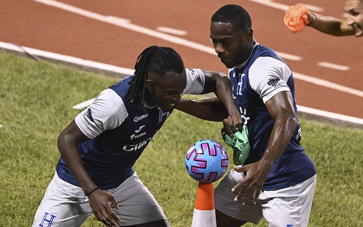 Alberth Elis (izq.) Y Maynor Figueroa interactuan con algunas rutinas de entrenamiento,