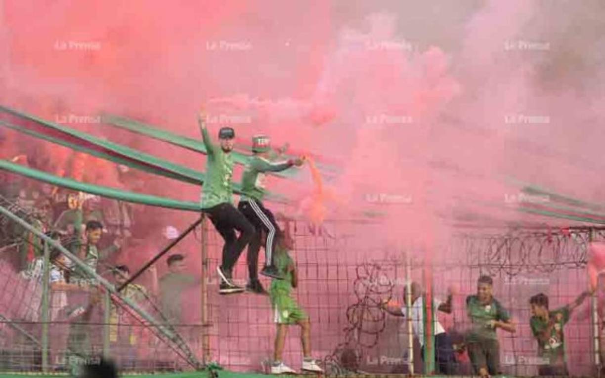La Furia Verde poniendo el ambiente en el estadio Yankel Rosenthal.
