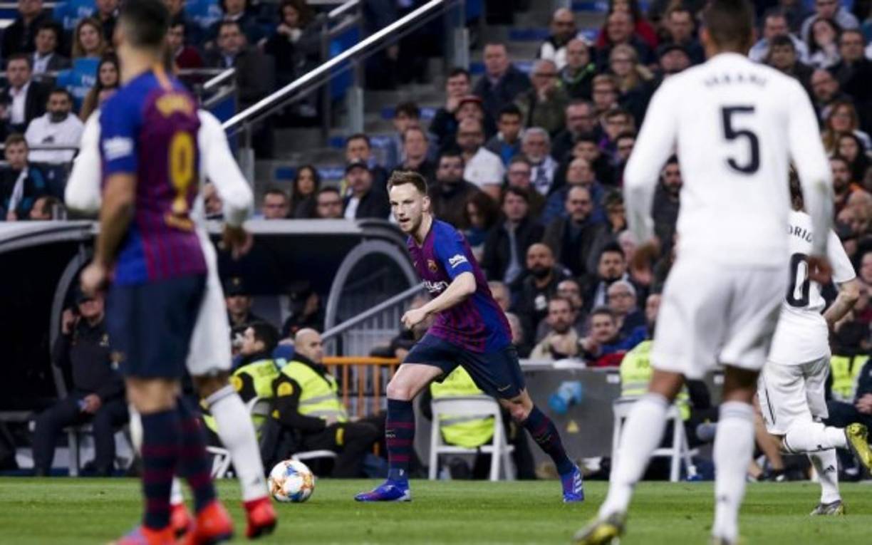 El croata Ivan Rakitic estará también en el centro del campo junto a Busquets.
