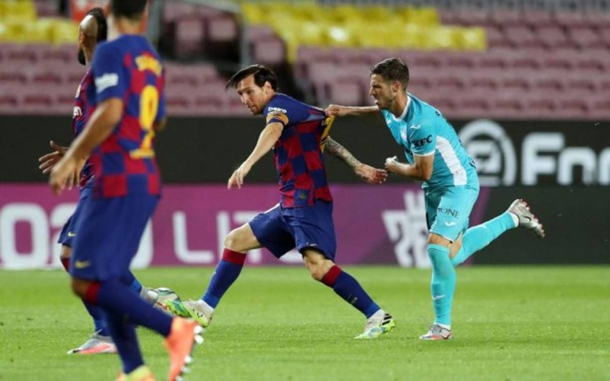 Otro jugador del Leganés sujeta de la camisa a Messi.