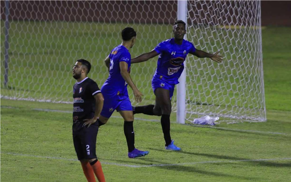 La celebración del colombiano Andrés Rentería tras marcar el 2-0 del Lone FC.