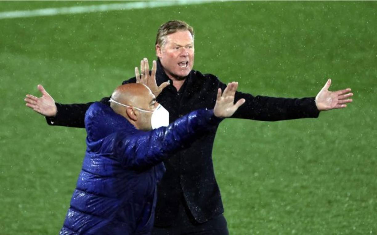 Ronald Koeman y uno de sus asistentes reclamaron a los árbitros la decisión de no pitar penal.