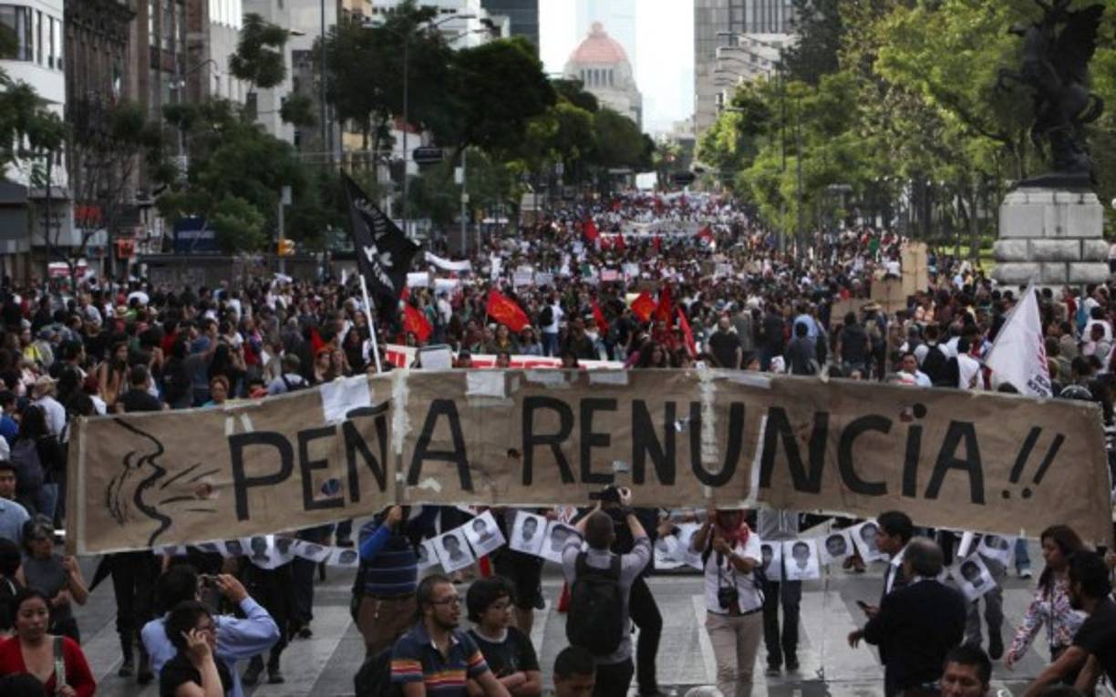 La pesadilla para Peña Nieto inició el pasado 26 de septiembre cuando 43 estudiantes de la normal de Ayotzinapa fueron secuestrados por un grupo mafioso en Guerrero, donde fueron asesinados e incinerados, según la fiscalía.