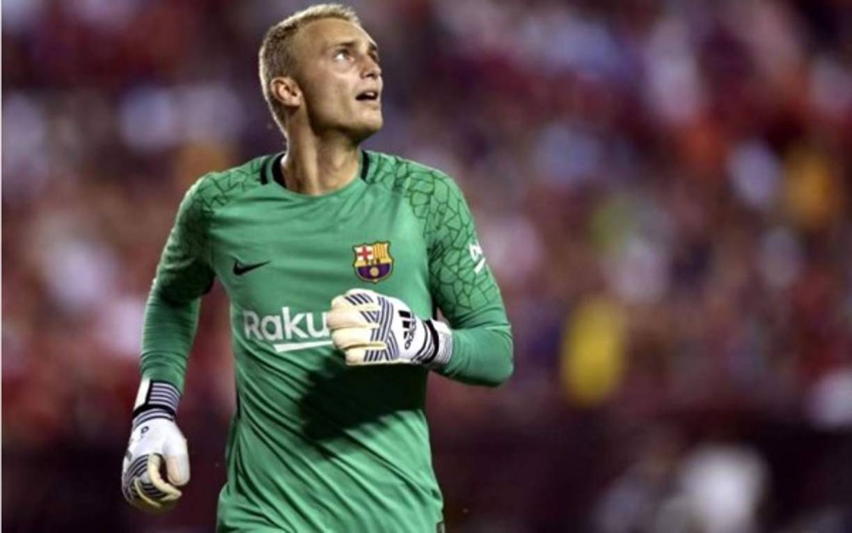 El diario Sport publica que en las últimas horas es el Bayern Múnich se ha interesando por el guardameta holandés Jasper Cillessen del Barcelona ya que una de las posiciones que necesita reforzar es la portería. En el conjunto catalán, Cillessen no parece tener mucho futuro como guardameta titular ya que tiene por delante de él a un Ter Stegen mucho más joven, y a un nivel impresionante, algo que en el Bayern sería distinto ya que competiría contra Neuer que ya cuenta con 32 años y podría ser el guardameta que termine sentándolo en el banquillo. Foto AFP