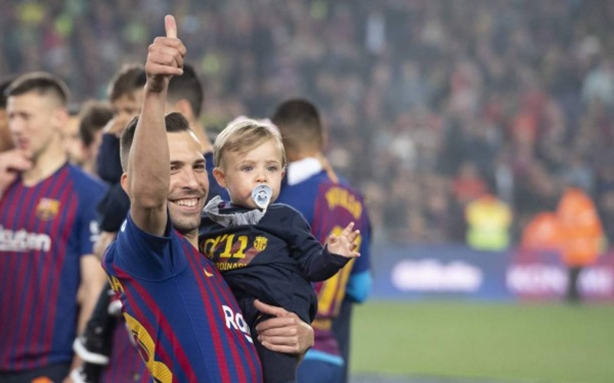 Jordi Alba festejando con su hijo en brazos. Foto Twitter @FCBarcelona_es