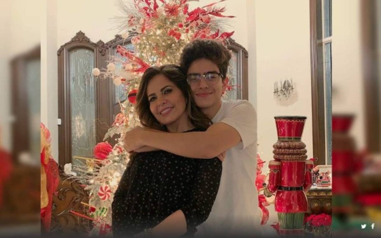 Lo cierto, es que el joven ha heredado la pasión por la música, al igual que su madre, y ahora está a punto de iniciar su carrera como artista.