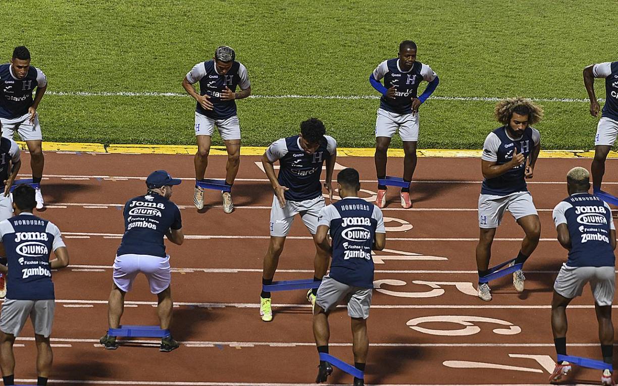 Jugadores de la selección de fútbol de Honduras se ejercitan durante una sesión de entrenamiento en el estadio Olímpico Metropolitano de San Pedro Sula.