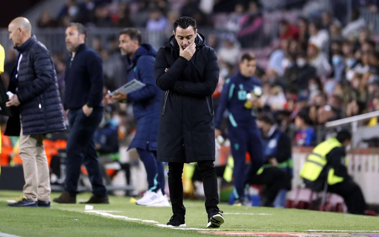 Xavi, cabizbajo en el partido contra el Cádiz.