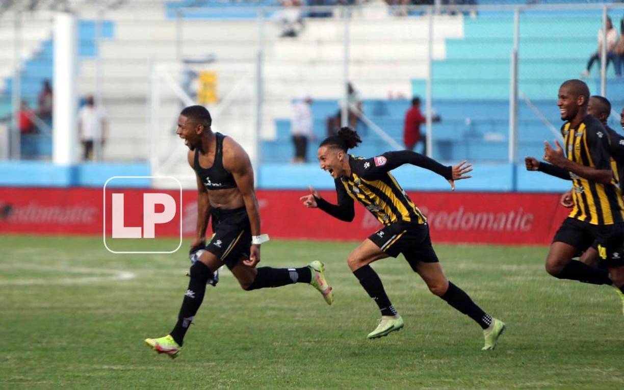 La euforia de Yeison Mejía tras su golazo, se quitó la camiseta y se ganó la tarjeta amarilla.