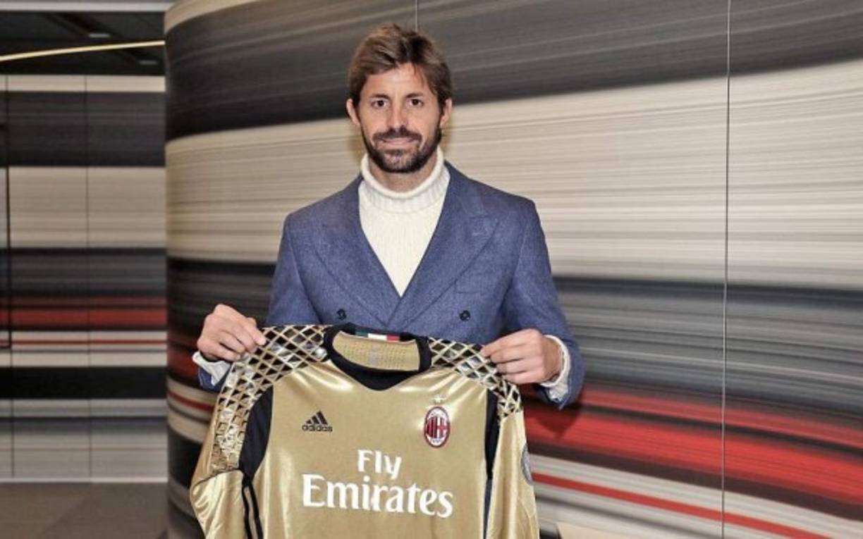 Marco Storari cumplió 40 años el pasado sábado como guardameta del Cagliari. Ahora el AC Milan anuncia su fichaje hasta final de temporada en forma de traspaso.