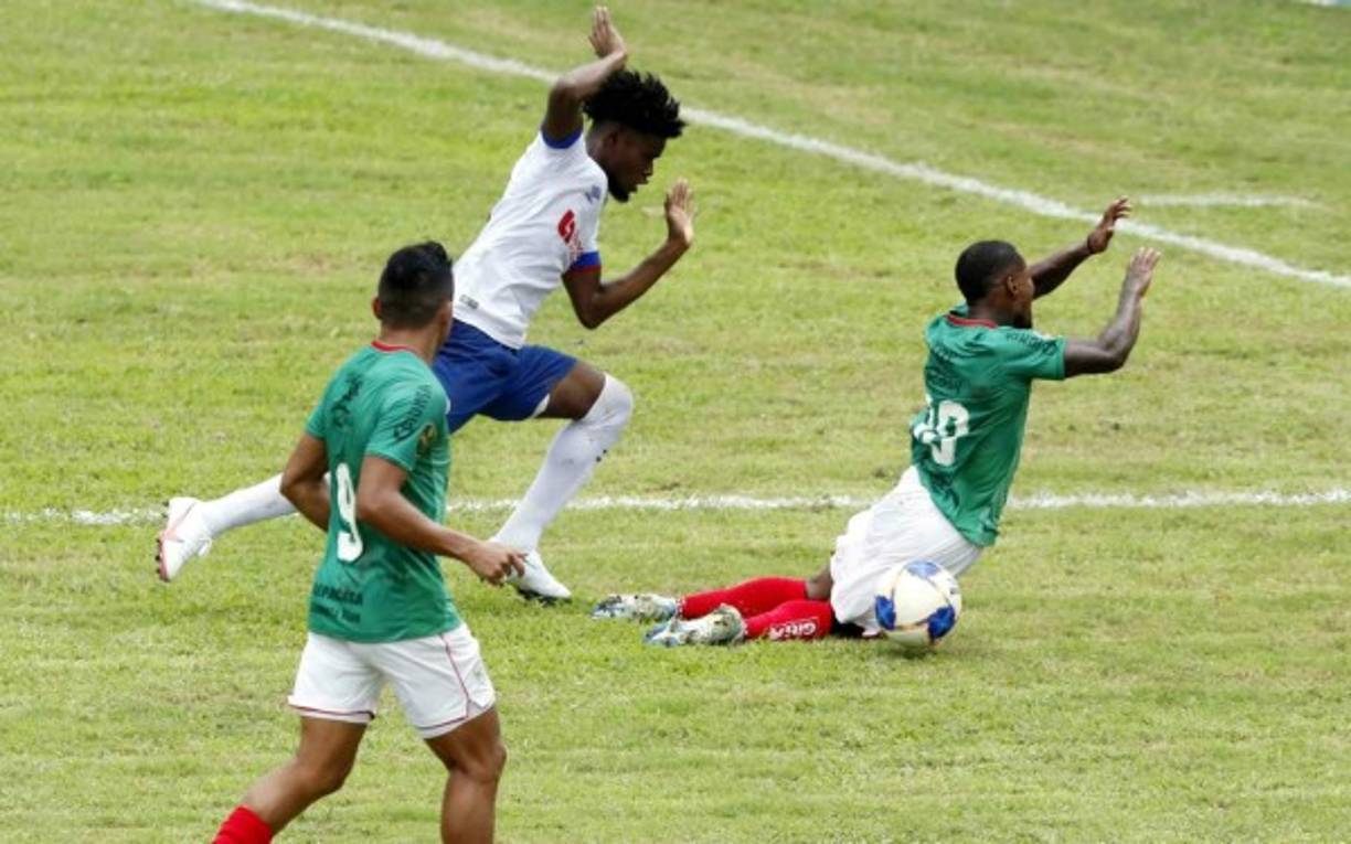 El Marathón pidió penal en esta acción de Maylor Núñez con Edwin Solani Solano.