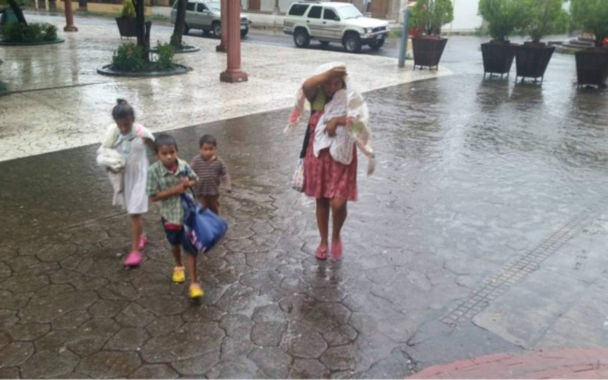 Varias familias sureñas abandonaron sus viviendas y decidieron llevar solo lo necesario para instalarse en los albergues antes mencionados.