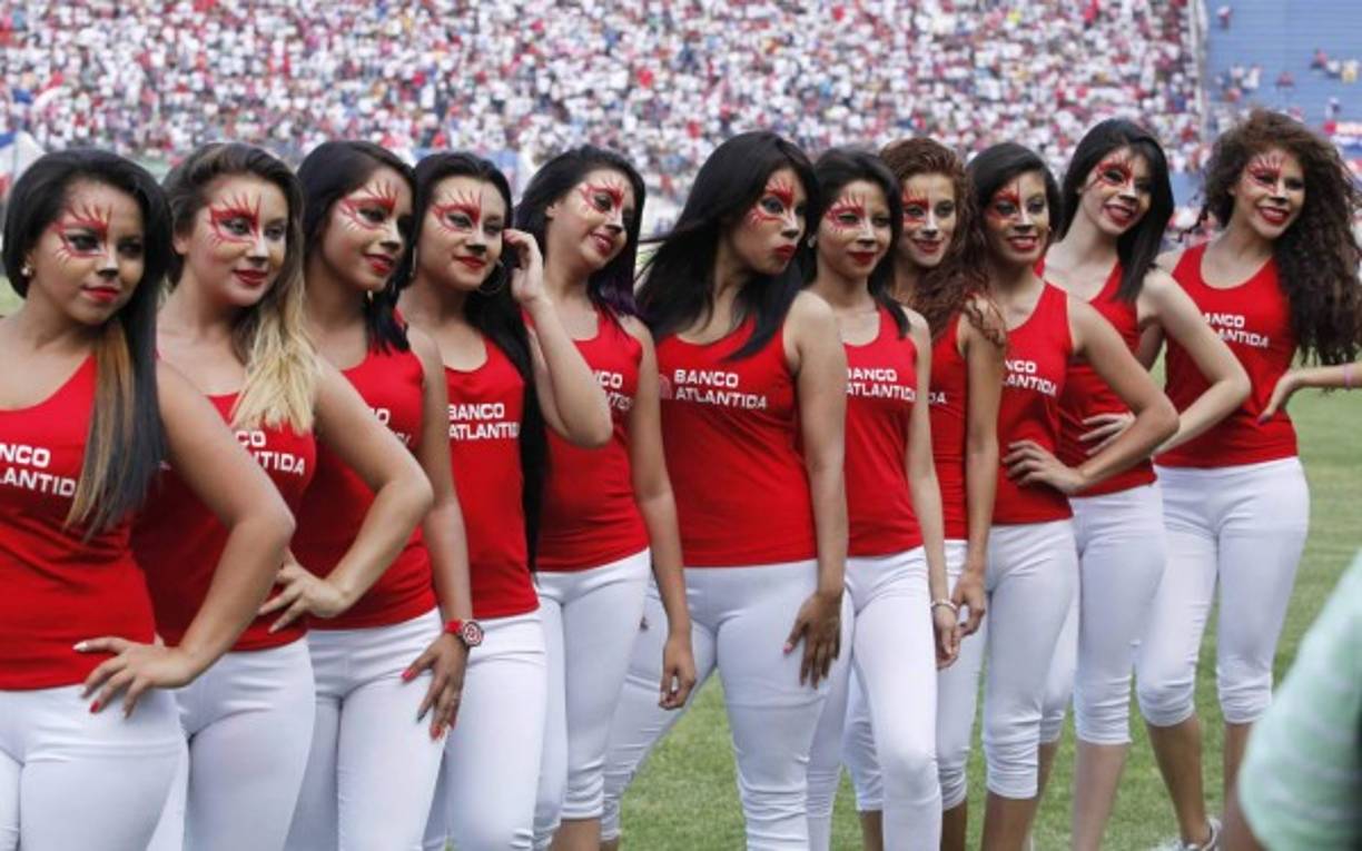 Las chicas engalan el césped del estadio Nacional de Tegucigalpa.