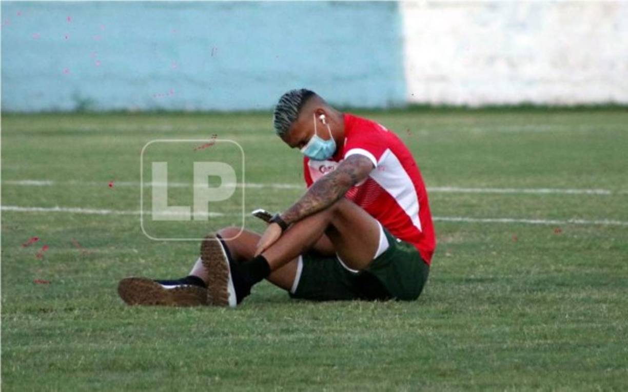 Así de relajado estaba Kervin Arriaga sentado en el césped del estadio Municipal Ceibeño previo al partido Victoria-Marathón.