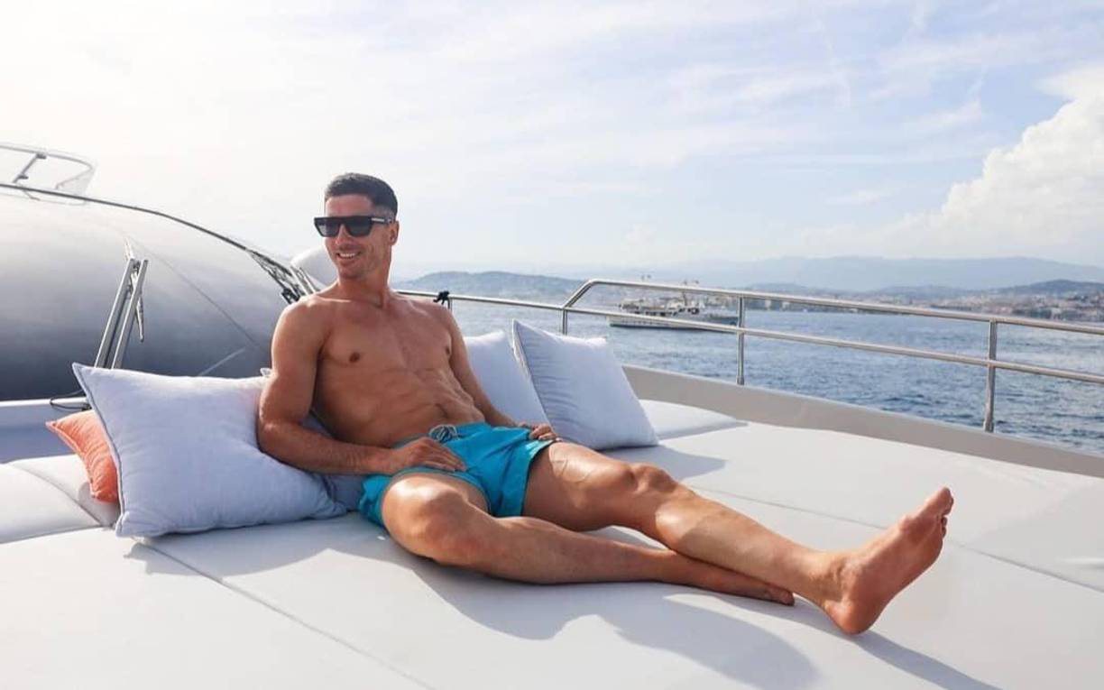 La dieta de ‘comer al revés’ hace que el delantero polaco y su esposa coman un dulce primero a la hora de las comidas, a menudo un brownie, pero solo uno hecho de cacao puro. A esto le sigue el arroz con carne o pescado selecto, y la comida se completa con una opción tipo entrante de ensalada o sopa.