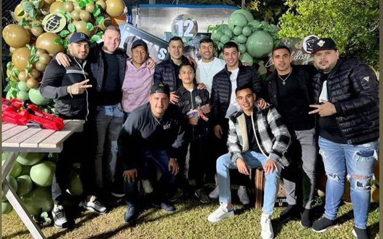 Al cumpleaños también asistieron jugadores reconocidos, entre ellos Carlos Rodríguez, Erik Lira y Carlos Rotondi. En la foto aparecen los adultos que llegaron al evento.