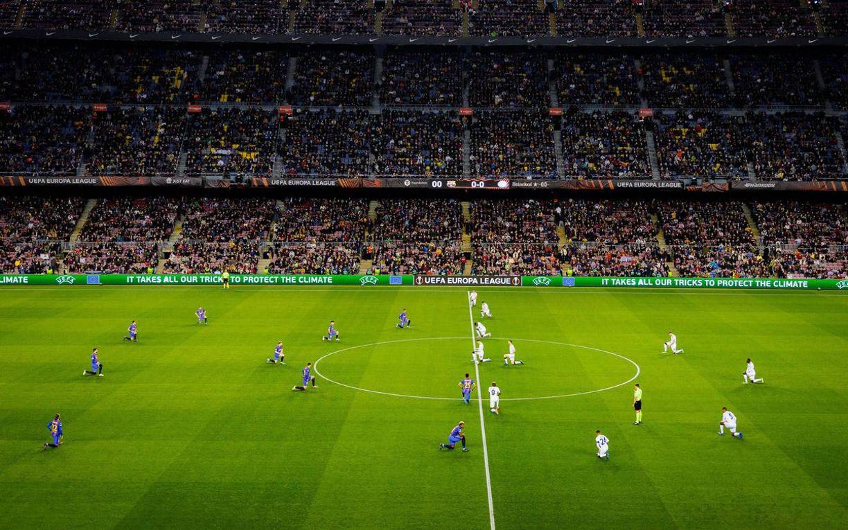 Los jugadores de ambos equipos tuvieron el gesto de hincar la rodilla como signo de protesta contra el racismo.