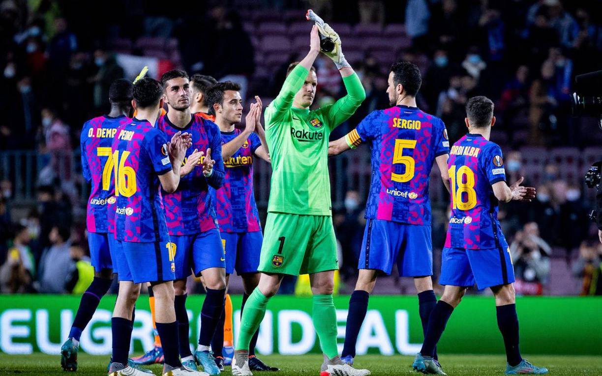 Jugadores del Barcelona agradeciendo el apoyo de los aficionados en el Camp Nou.