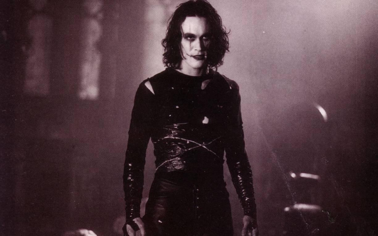 O ‘The Crow’, una nueva versión del de 1994, que estuvo marcado por la dramática muerte de su protagonista, Brandon Lee, durante el rodaje, por el disparo de una bala real y no de fogueo. Murió a los 28 años; su padre, Bruce Lee, había fallecido con 32.