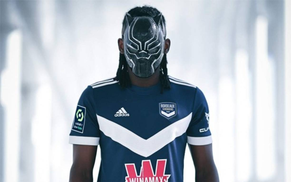 Con su máscara de 'Pantera', Alberth Elis saltó a la cancha del Matmut Atlantique de Burdeos para ser presentado de forma oficial.