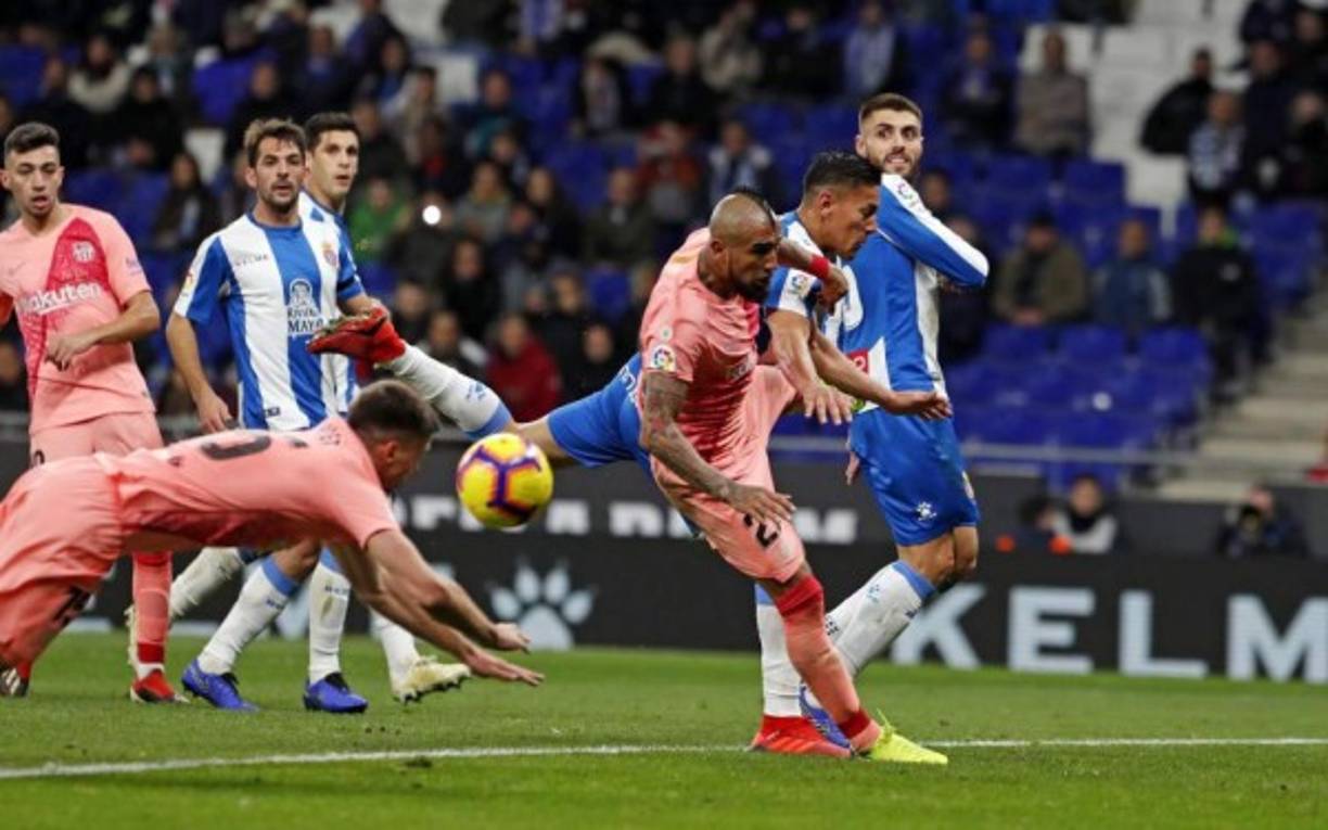 Clément Lenglet y Arturo Vidal intentan despejar el balón.