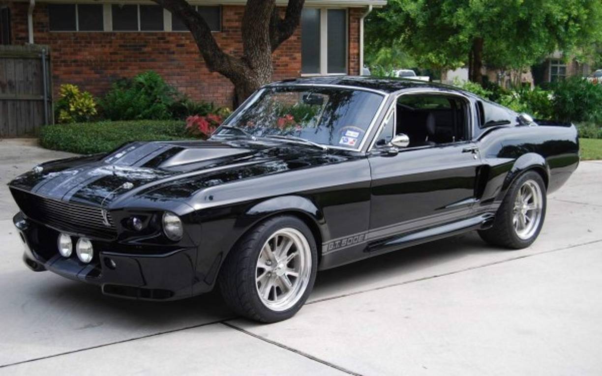 Menos conocido pero con mucho más estilo resulta este Mustang Shelby Eleanor ,GT500 modelo 1967, de destacada participación en la película 60 Segundos del año 2000, que a su vez era una readaptación de una película de 1974. Hay quien asegura que el auto arrancaba más suspiros que Angelina Jolie, protagonista de la cinta.