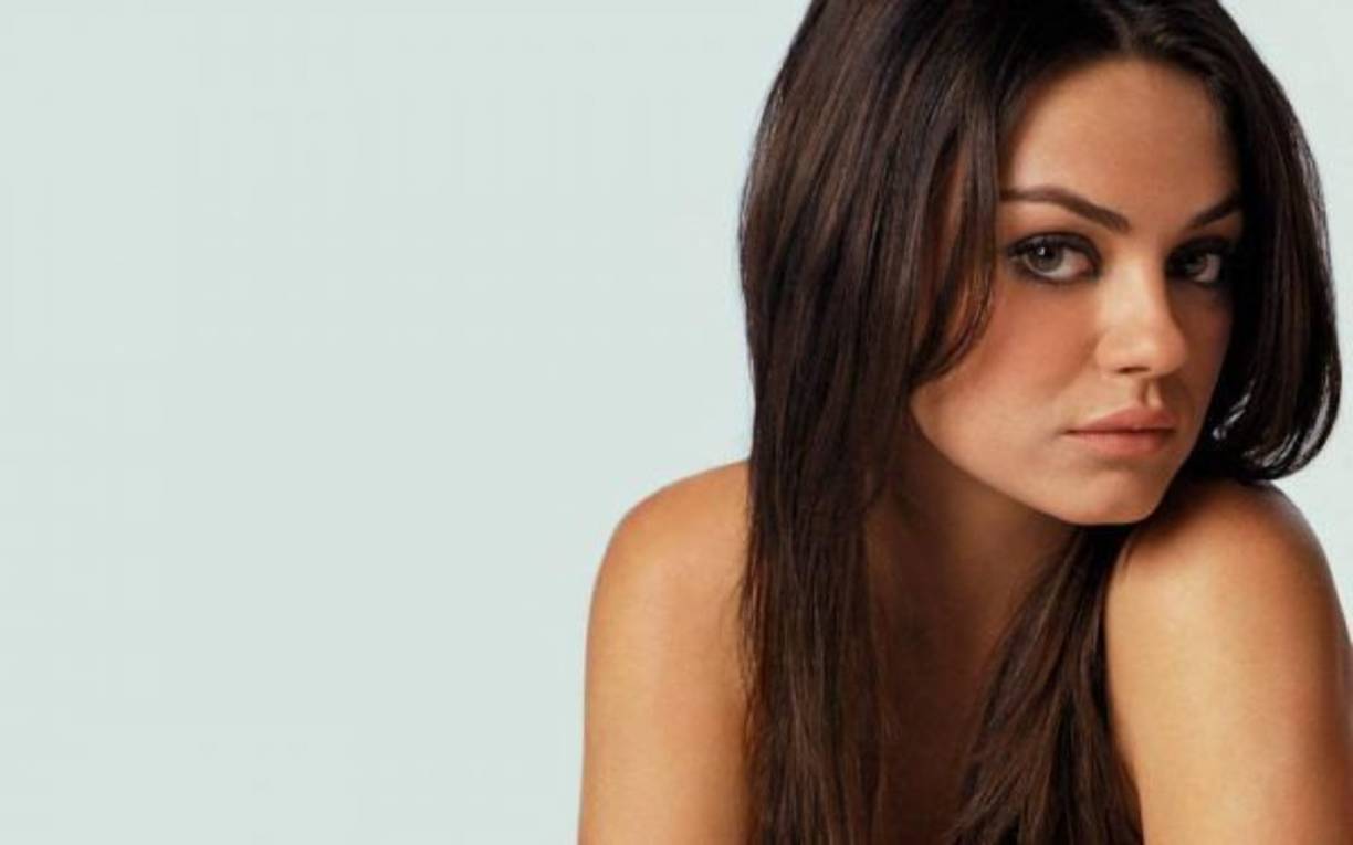 Mila Kunis<br/>Durante la Guerra Fría, la actriz y su familia abandonaron la Ucrania Soviética para quedarse en Estados Unidos. Mila tenía siete años de edad.