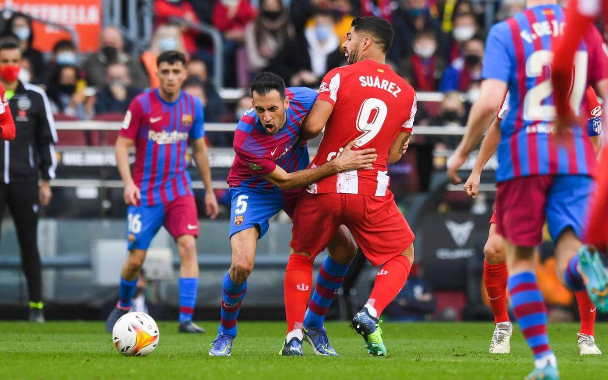 Luis Suárez, que volvió al Camp Nou, le comete una falta a Sergio Busquets.