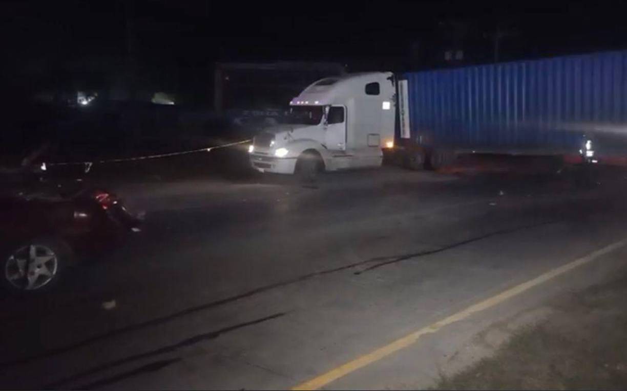 En la escena del accidente también se vio involucrado un tercer automotor pesado, el cual impactó con la rastra que estaba atravesada en la carretera. 