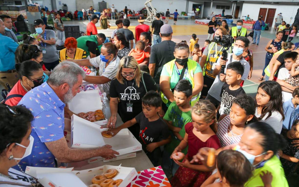 Pobladores de la Rivera Hernández expresaron agradecimiento al alcalde de esta ciudad por la labor que ha hecho durante este tiempo de emergencia.