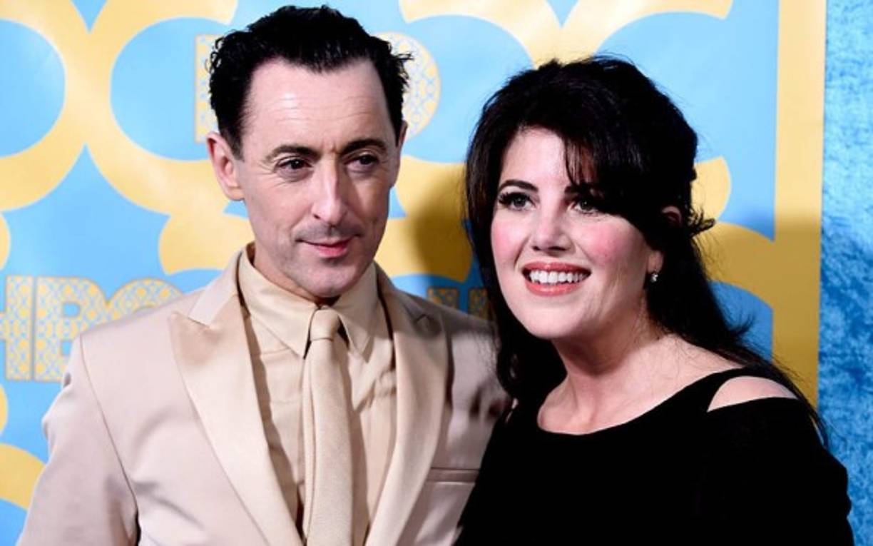 El actor Alan Cumming y Monica Lewinsky.