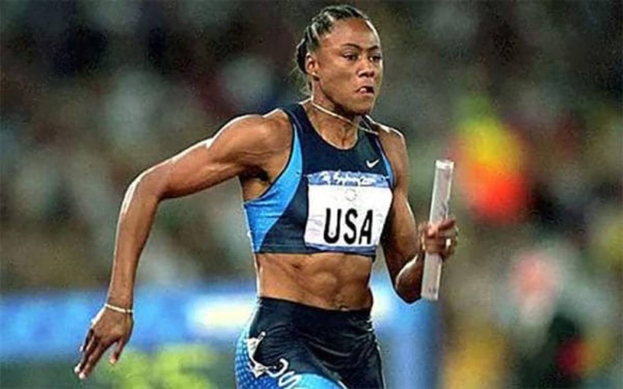 MARION JONES: La ex velocista norteamericana negó hasta donde pudo el consumo de esteroides. En los Juegos Olímpicos de Sydney 2000 conquistó tres oros y dos bronces y nunca dio positivo en las pruebas de antidopaje.