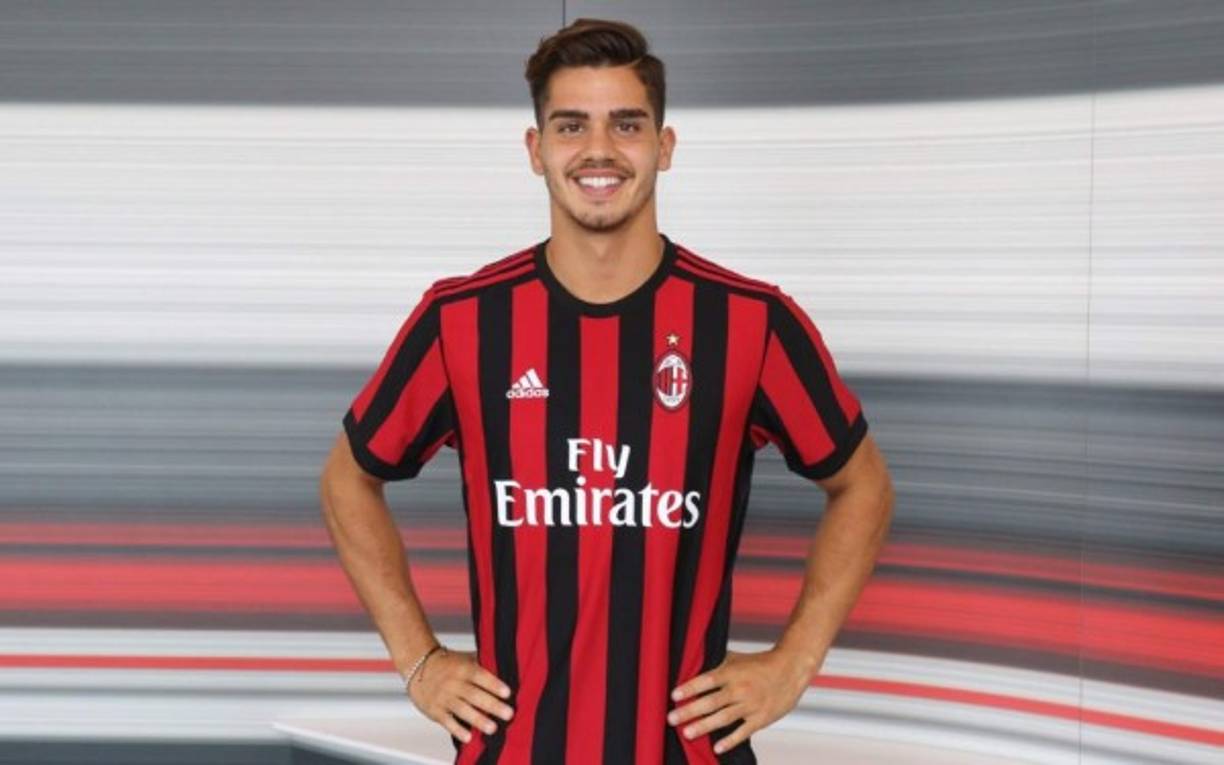Según el medio alemán Bild, el Schalke 04 y el AC Milan se encuentran negociando por André Silva. Sólo faltaría ultimar algunos detalles para que el portugués juegue en el Bundesliga.
