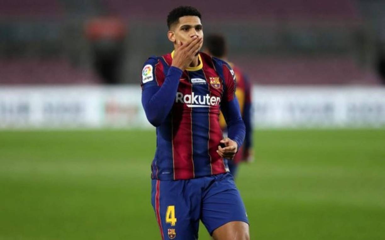 Ronald Araújo pudo ser madridista en lugar de barcelonista. El zaguero uruguayo ha concedido una entrevista a Mundo Deportivo donde ha reconocido que al igual que recibió la oferta del Barça, también hubo una del Madrid. <br/><br/>Araújo todavía jugaba en Uruguay y tuvo que elegir entre varias ofertas de clubes europeos importantes. Ahora, años después y siendo importante en la defensa azulgrana, valora satisfactoriamente la decisión tomada. También habla de su futuro como blaugrana.