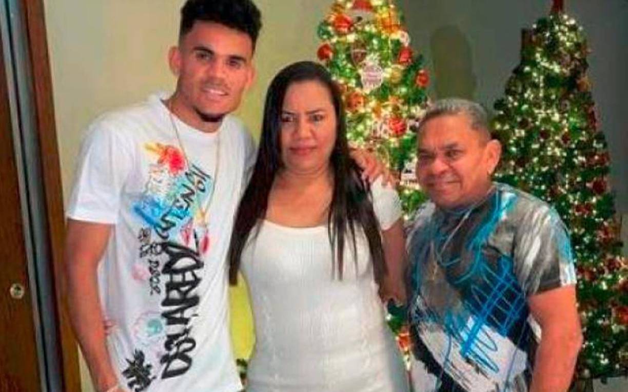 El padre del futbolista del Liverpool <b>Luis</b> <b>Díaz</b> fue raptado junto a su esposa por motociclistas. En ese instante su esposa fue liberado, pero no el papá del futbolista. 