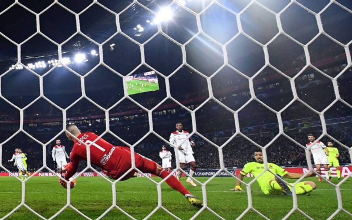 El portero portugués del Lyon, Anthony Lopes, le detiene un disparo a Luis Suárez.