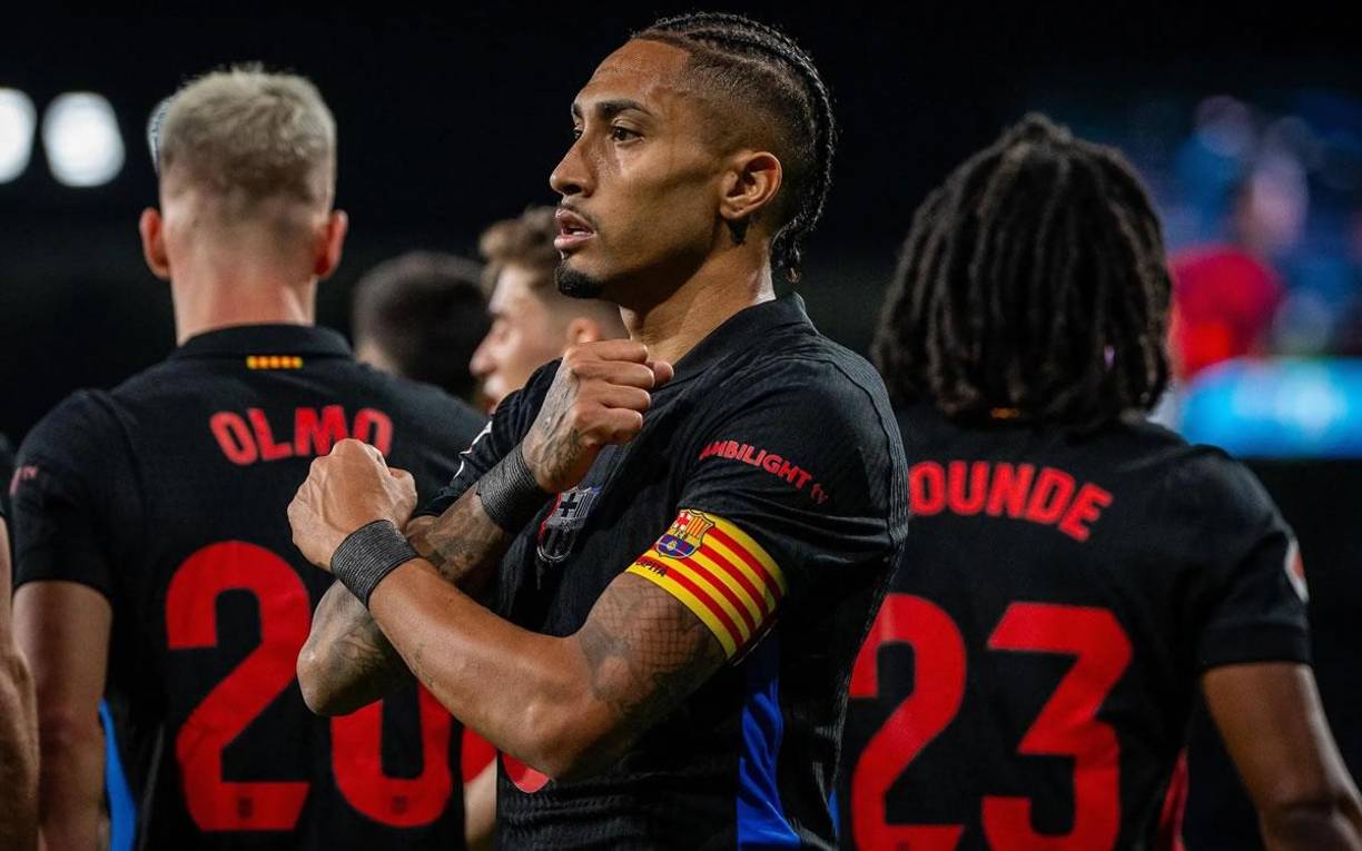 Así celebró Raphinha su octavo gol con el Barcelona en la Liga Española 2024-2025.