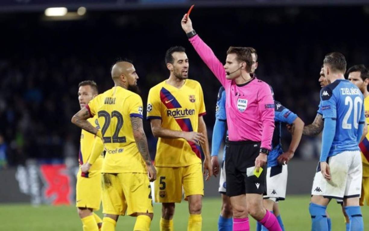 Una de las bajas confirmadas en el Barcelona para el juego de vuelta ante Napoli es Arturo Vidal. El centrocampista chileno fue expulsado en el partido en el San Paolo, donde no se le podrá nunca negar su entrega, su incansable trabajo y el estar en todos sitios.