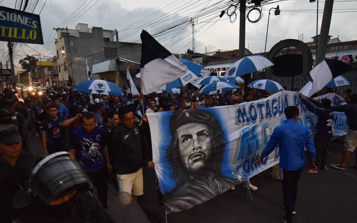 En la previa del juego, la barra del Motagua armó una fiesta deportiva en las calles de Tegucigalpa. 