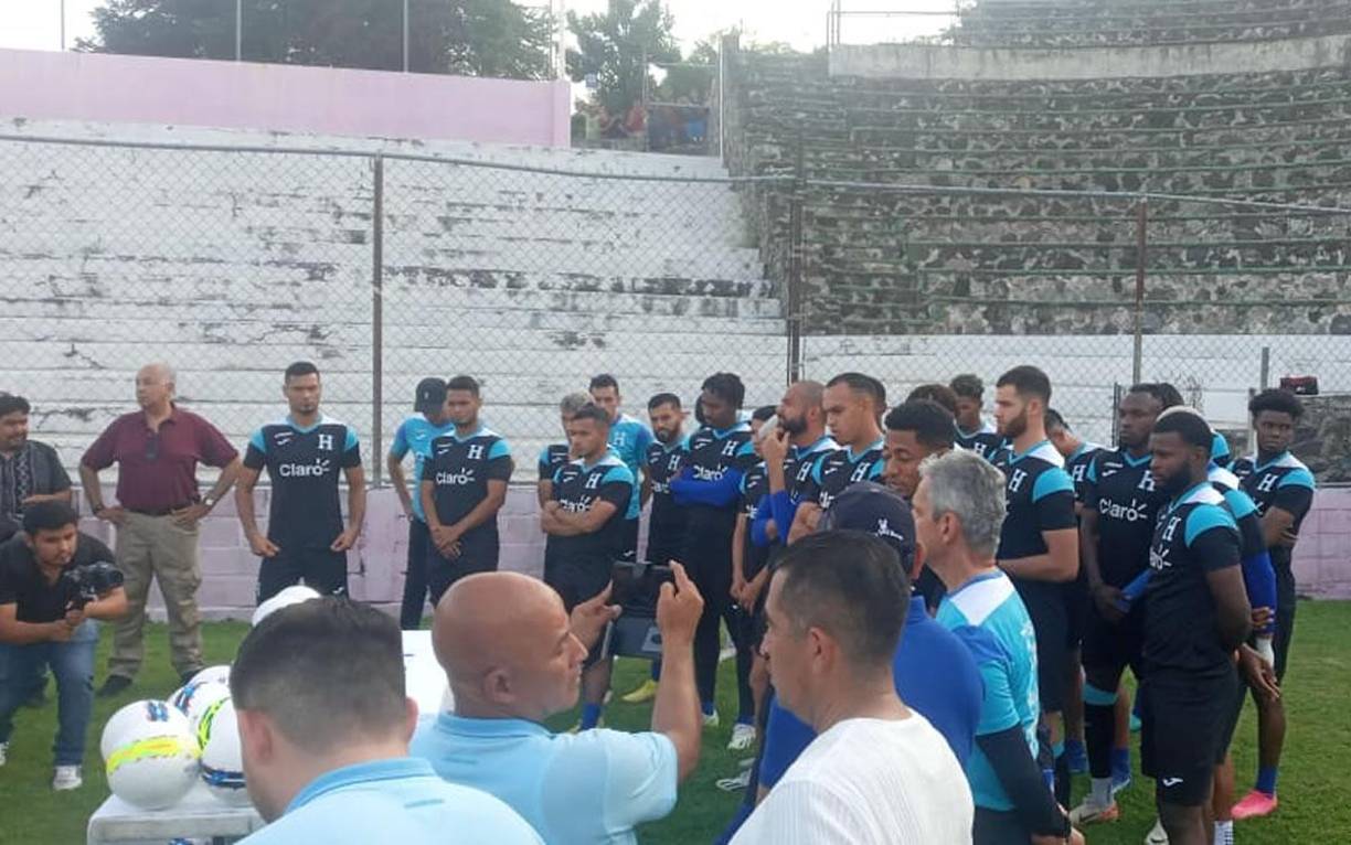 Los seleccionados nacionales brindaron algunas palabras a los chicos que llegaron al estadio Mariano Matamoros del municipio de Xochitepec, Morelos.