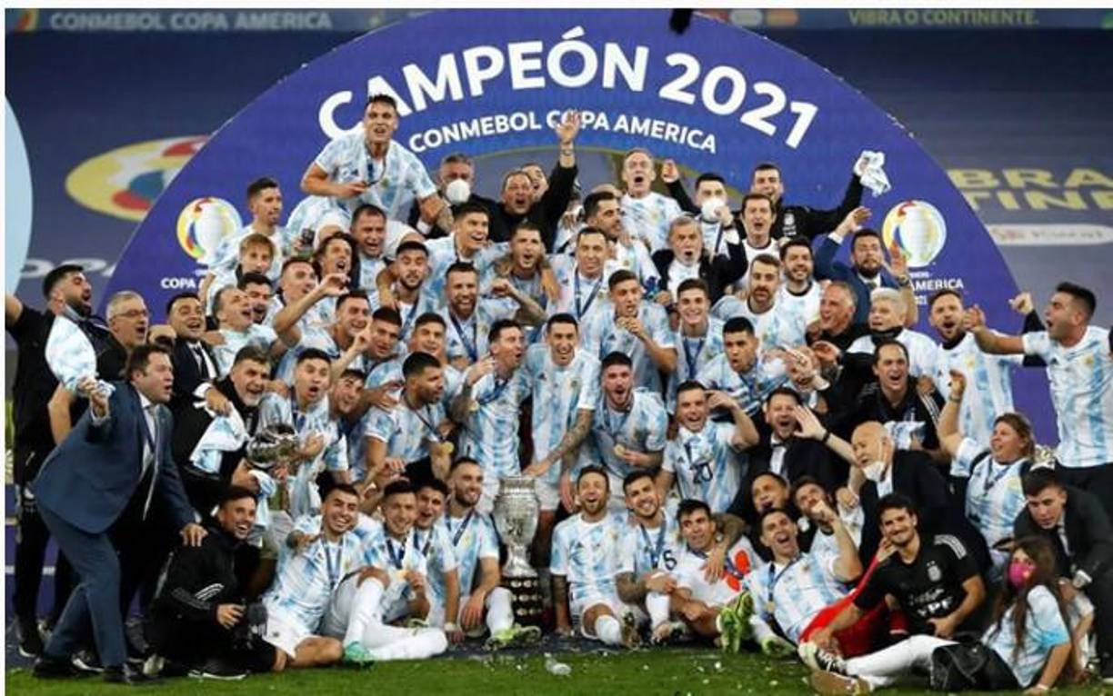 Ella es una de las dos mujeres que integran el grupo de la Selección argentina, junto con Verónica Miele, la encargada del marketing y el nexo con las esposas de los jugadores. Ellas posaron en la foto oficial del título.