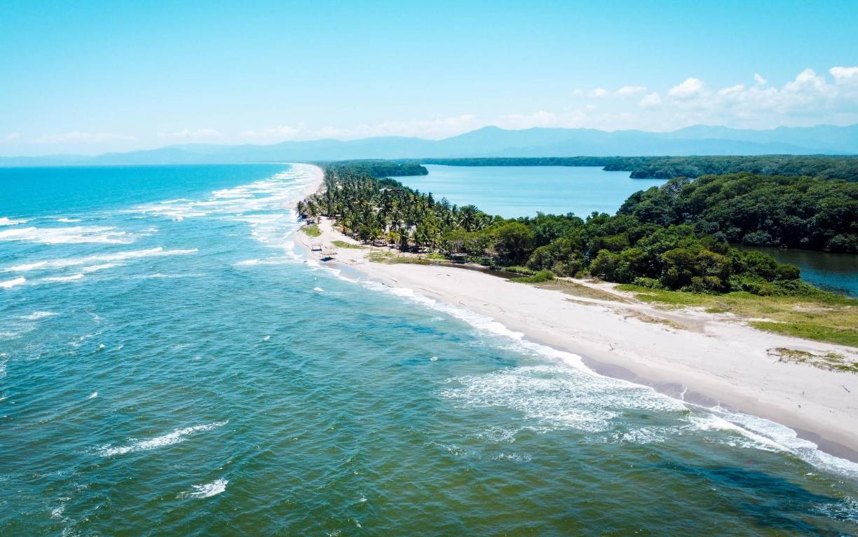 El paisaje es magnífico desde el drone de LA PRENSA. La Miami hondureña se llama como la famosa ciudad de Florida porque sus extensas playas de arena blanca son muy parecidas. Y aunque la de Tela no tiene los enormes complejos hoteleros como la estadounidense, la enmarca la Laguna de Los Micos un lugar prístino y único.