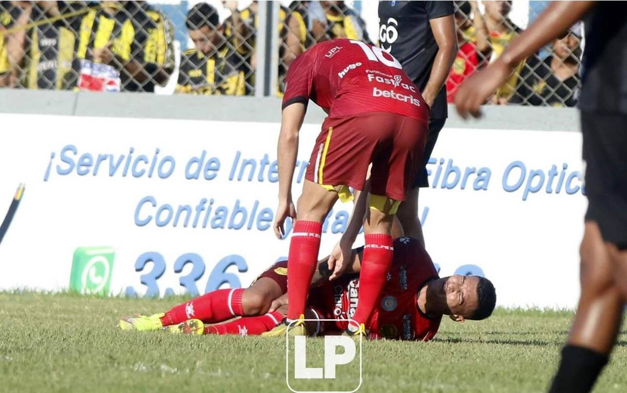 Heyreel Saravia con gestos de mucho dolor por su lesión en la rodilla izquierda.