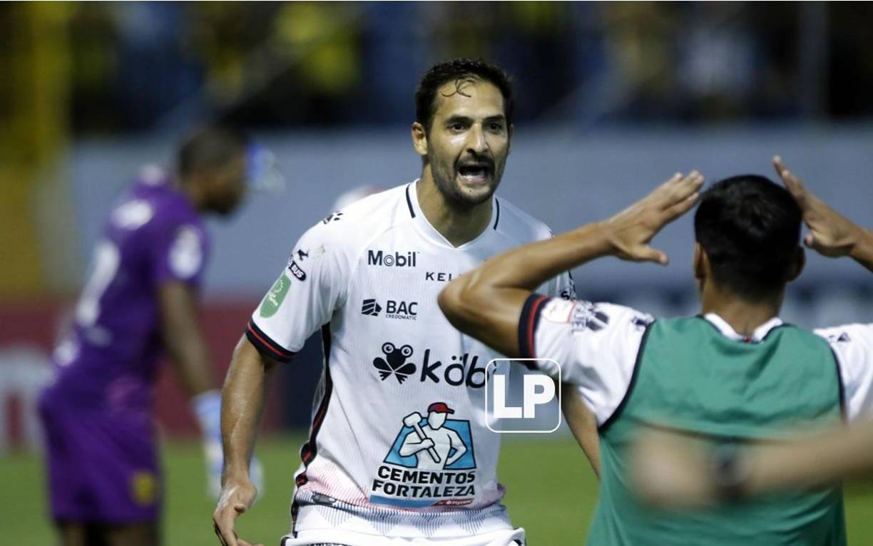 El veterano mediocampista Celson Borges marcó el tercer gol del Alajuelense y lo hizo tras una vaselina sobre ‘Buba‘ López.