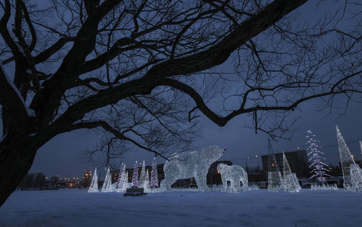  Se instalan enormes esculturas luminosas de osos polares como parte de una decoración de temporada para las fiestas de Año Nuevo y Navidad en Moscú, Rusia, 12 de diciembre de 2023. 