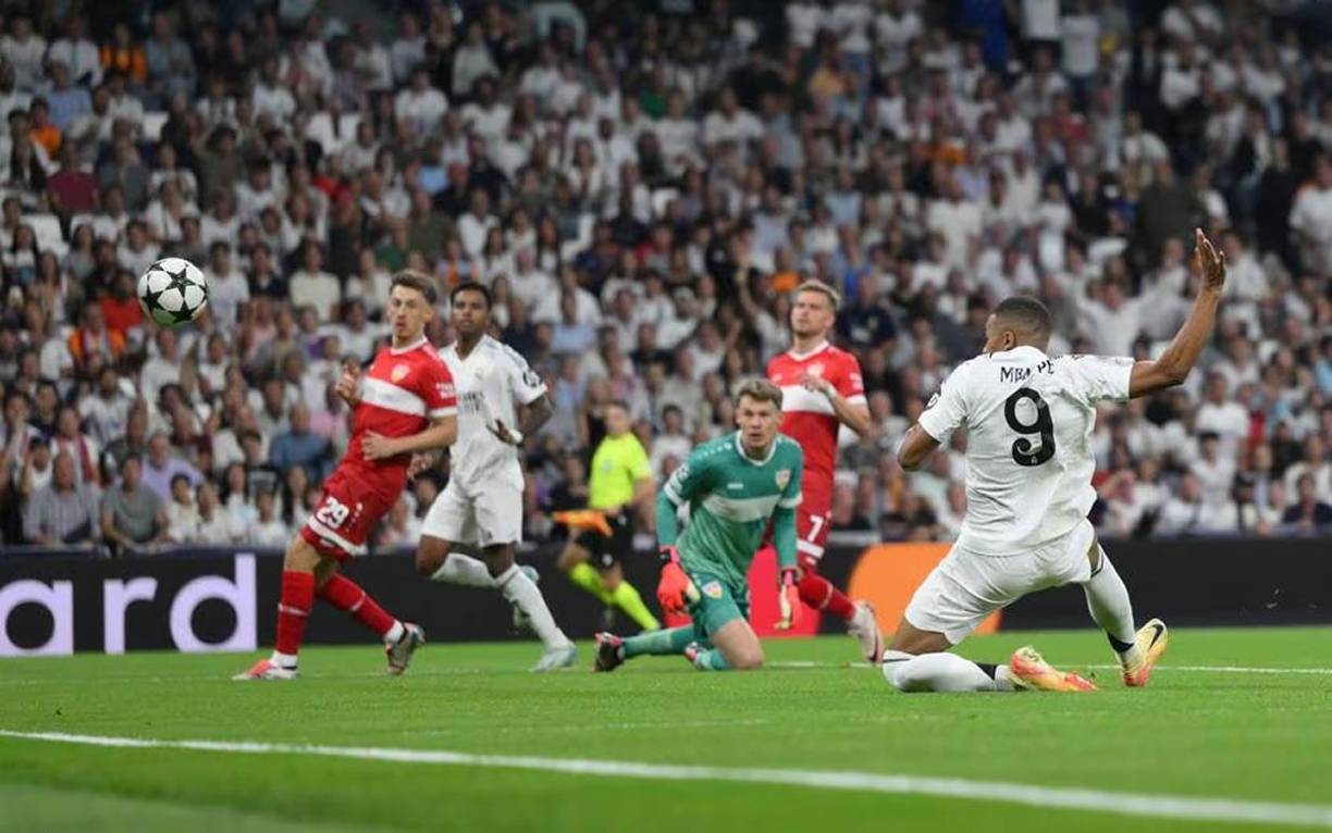 Kylian Mbappé marcando, tras la asistencia de Rodrygo, para su primer gol en la Champions League con el Real Madrid.