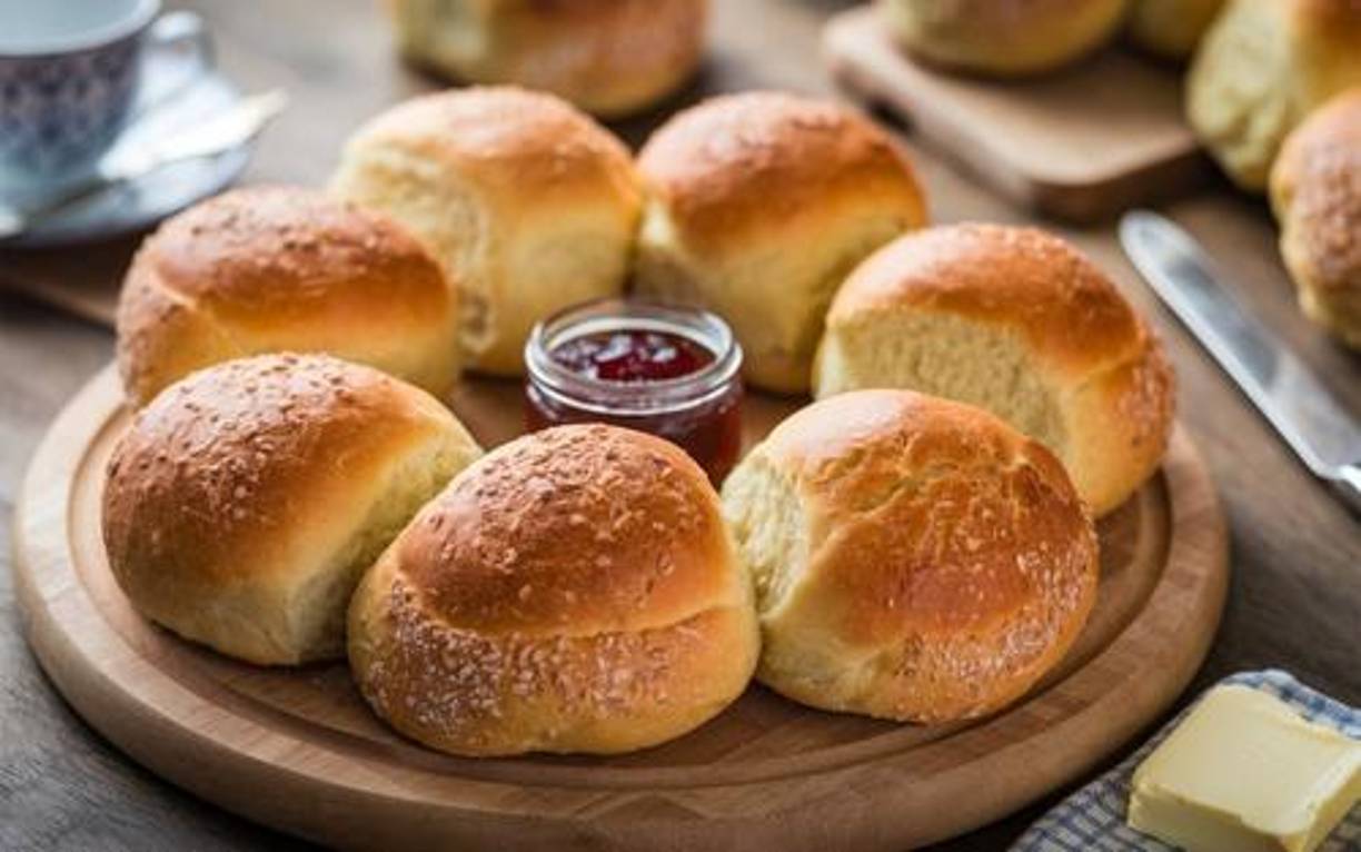 Los panecillos suaves y esponjosos son un acompañamiento esencial en la cena de Acción de Gracias. Se sirven calientes y se pueden untar con mantequilla o utilizar para hacer pequeños sándwiches con las sobras del pavo.