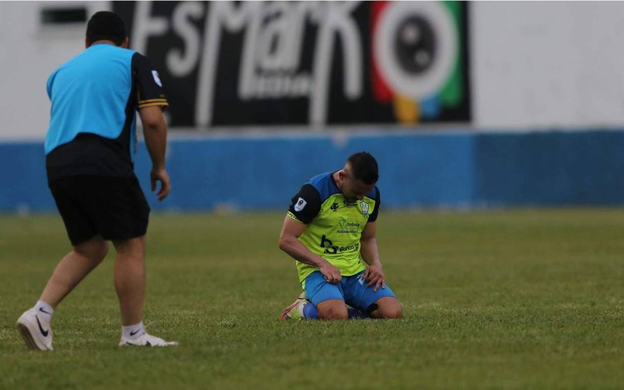 Omar Elvir se arrodilló tras el pitazo final y agradeció a Dios.